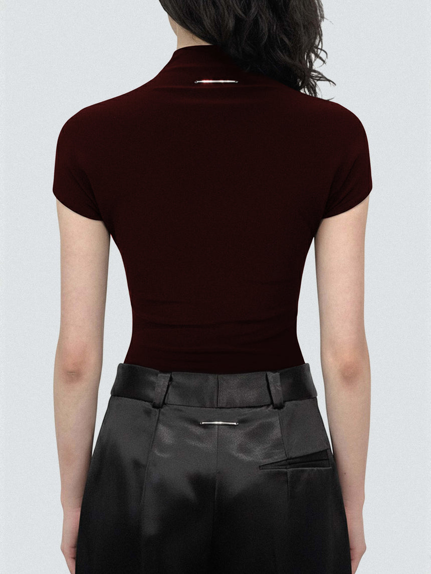 (SS26 PRE-ORDER) LOGO TAG SEMI-MOCK NECK TOP BODYSUIT - BURGUNDY