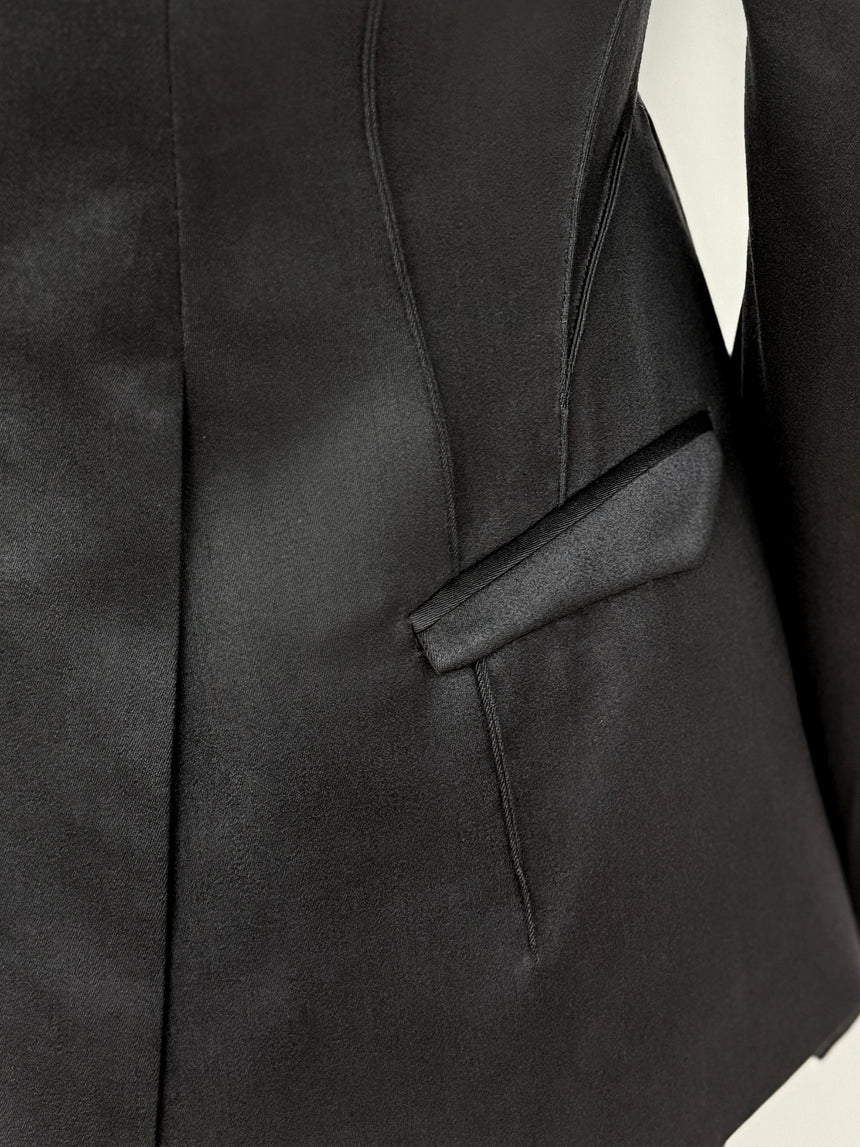 (SS26 PRE-ORDER) KNIFE SHEATH TAILORED BLAZER - BLACK