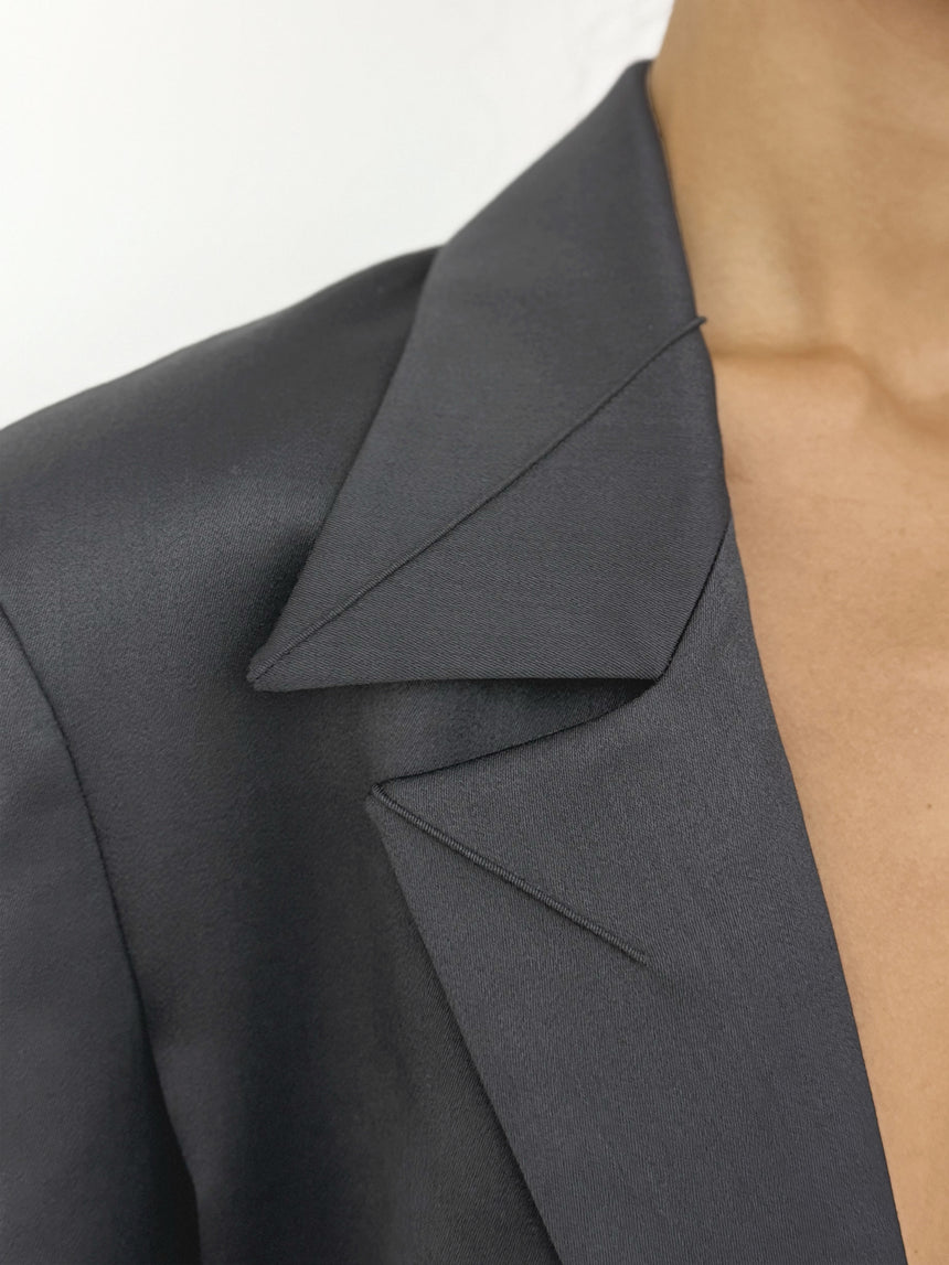 (SS26 PRE-ORDER) KNIFE SHEATH TAILORED BLAZER - DARK GREY