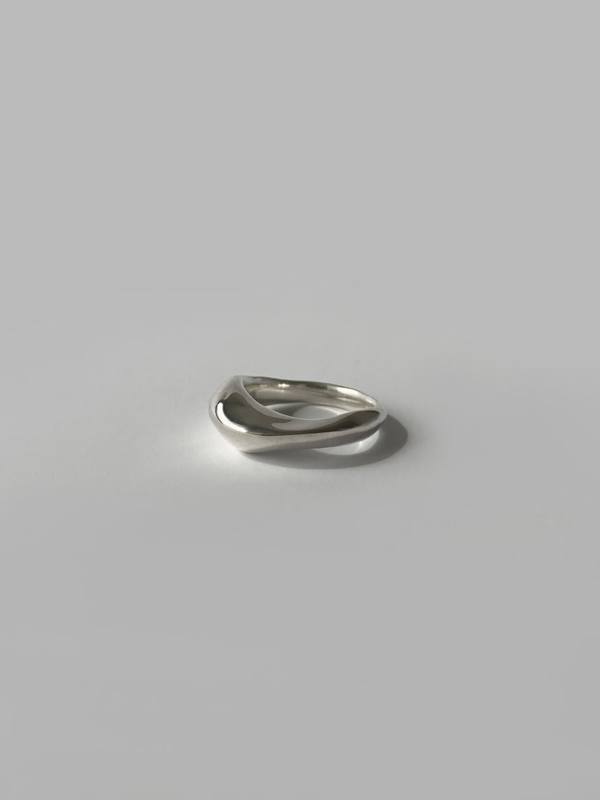 BIOMORPHIC RING IN SILVER