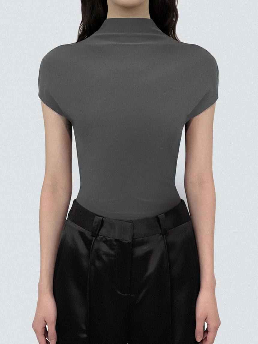(SS26 PRE-ORDER) LOGO TAG SEMI-MOCK NECK TOP BODYSUIT - GREY