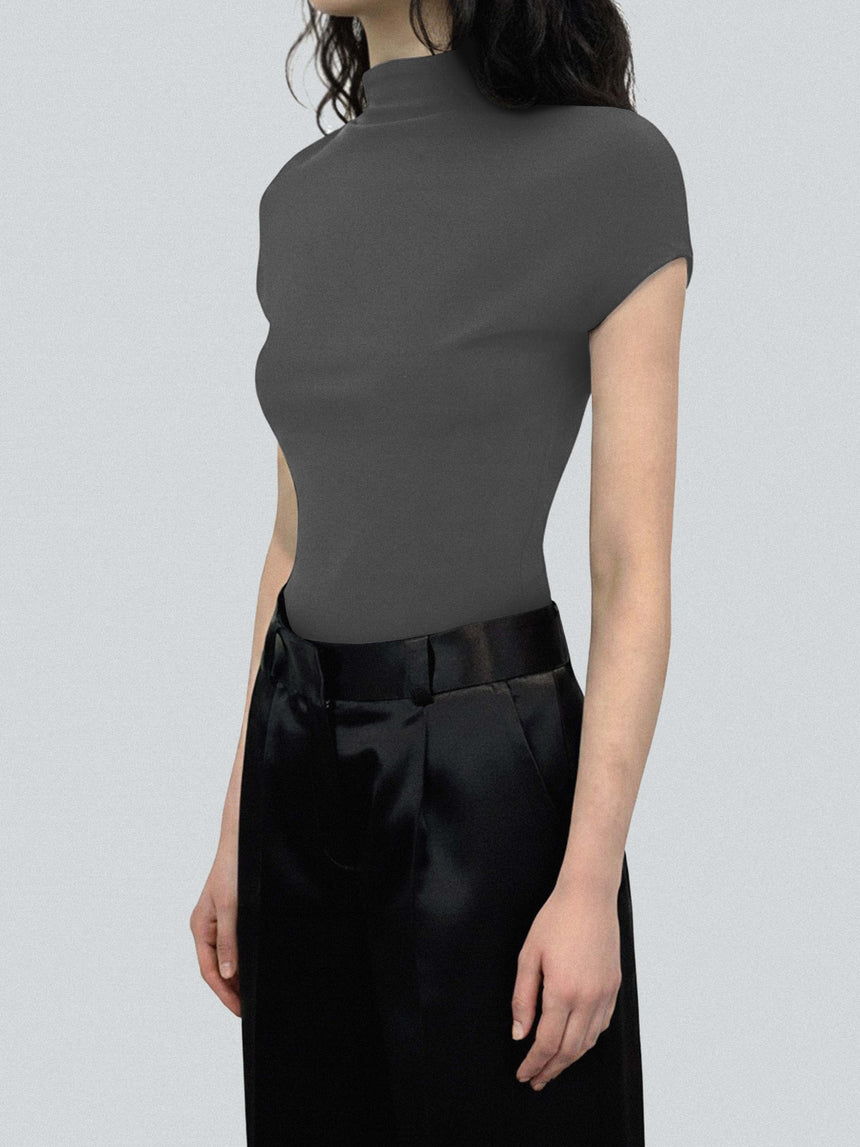 (SS26 PRE-ORDER) LOGO TAG SEMI-MOCK NECK TOP BODYSUIT - GREY