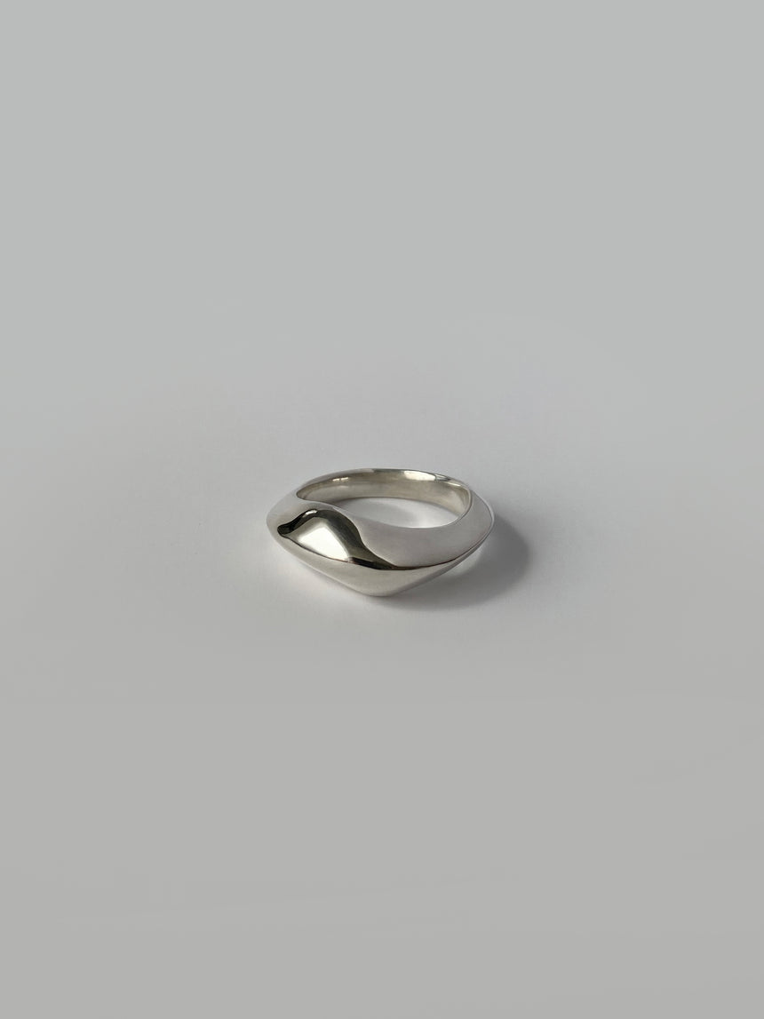 BIOMORPHIC RING IN SILVER